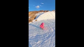 3-year-old kid shows off stunning snowboarding skills in E China