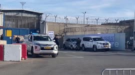 Gaza: The ICRC arrives at the Ofer military prison in the West Bank to transfer the released Palestinian prisoners