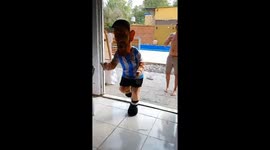 Messi impersonator hilariously slips and falls at party entrance in Argentina