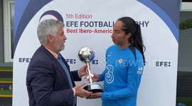 UK: Miguel Angel Oliver presents Mayra Ramirez with the EFE Trophy as Best Ibero-American Player