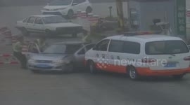 蓬莱：轿车撞开阻拦车辆硬闯收费站