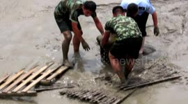 小伙身陷滩涂 民警铺板救人