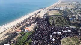 Gaza Strip: Thousands of displaced Palestinians stranded on way to homes in northern Gaza