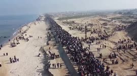 Thousands of displaced Palestinians return to Gaza