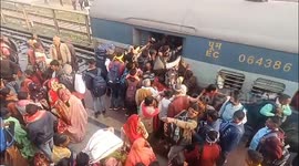 Massive Influx of Passengers at DDU Station as Devotees Head to Prayagraj for Mauni Amavasya Mahakumbh Snan