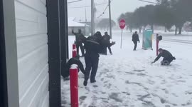 US: Houston Firefighters and Police Face Off in Rare Snowball Fight
