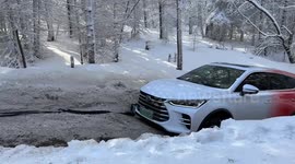 Car rescued from icy road after failed attempt damages bumper in Shaanxi, China