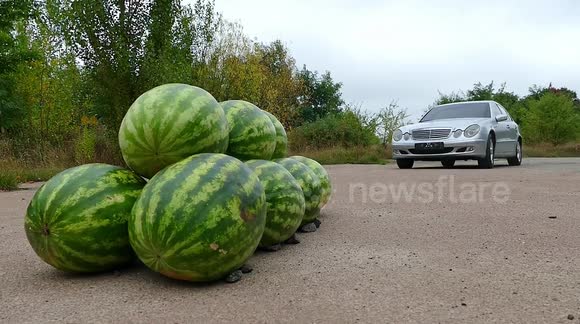 The Car churns a pile of watermelons weighing more than 100 kg!