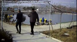 Two men rescue boy from lake in Shandong province