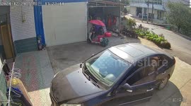 Car reverses on its own across the street in Hunan, China
