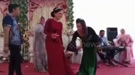 The decorations suddenly fell on people's heads at the wedding!