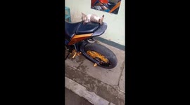 The cat sleeps cutely on a motorcycle with his stomach up and suddenly woke up!