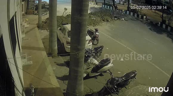 Indian rickshaw driver crashes into pile of earth from roadworks - Buy ...