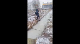 Man vs. ice: Russian runner’s hilarious dash across breaking frozen water