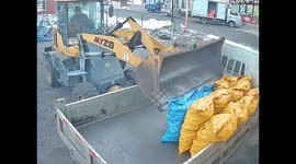 Truck driver demonstrates great precision with impressive loading skills