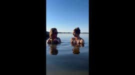 Comedic moment captured as woman gets her leg bit by catfish during noodling session