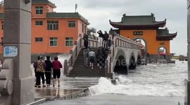 Waves knock over visitor to coastal temple in China