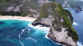Breathtaking Aerial View of Kelingking Beach – Nusa Penida’s Jurassic Coastline