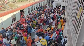 Crowd of devotees visted in Prayagraj railway station on Maha Kumbh Magh Purnima in Northern India