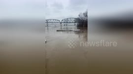 US: Debris Fills Ohio River as Louisville Police Capture Swollen Waters