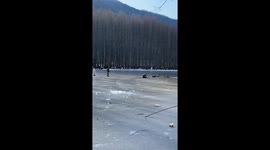 Heroic rescue in China: Man saved golden retriever trapped in icy waters