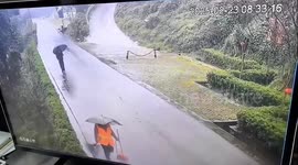 Pedestrians escape incoming landslide by mere seconds in China