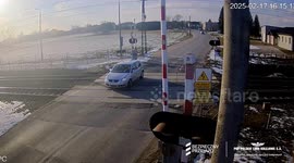 Poland: Seconds from Disaster Woman’s Car Stalls on Train Tracks in Heart-Stopping Rescue