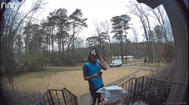 Amazon driver dances after delivery and receives a gift card