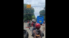 Bus escapes train at crossing in Jakarta, passengers scramble to get out