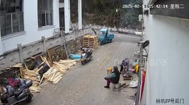 Fire stove explosion startles two women in Zhejiang, China