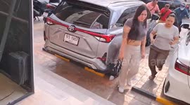 Police wrestle with Nigerian suspect in Pattaya