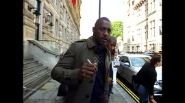 Idris Elba signs autographs for fans on his way to Star Trek premiere