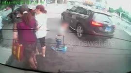 Boy survives serious car accident in Sichuan in China