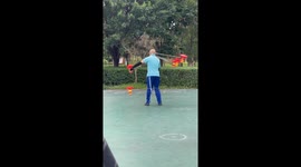 Park workout turned performance: Elderly man’s incredible diabolo spinning in China