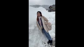 Tourist plays in snow for the first time on visit to Japan