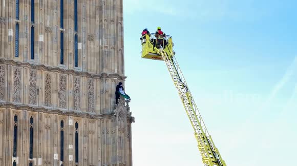 A man, identified as a pro-Palestinian supporter, is currently climbing the Elizabeth Tower, commonly known as Big Ben, at the Houses of Parliament in London. The individual, barefoot and holding a Palestinian flag, began his ascent earlier this morning. 