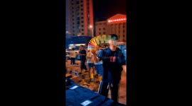 Street performer amazes crowd with rainbow ring tricks in China