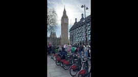 Barefoot protest: Man climbs Big Ben for Palestine