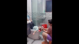 Crying over shampoo? Guangdong mother's method solves child's bath time struggles