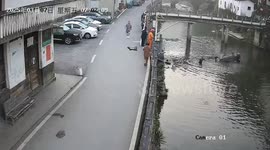 Locals save passengers from car sinking into river in remarkable 3-minute rescue