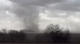US: Gustnado Spotted in Hudson, Illinois Amid Tornado-Warned Storm