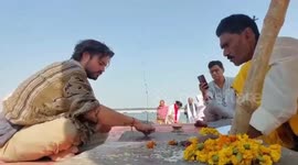 19 Years Later, Australian Man Visits Varanasi To Fulfil Father’s Last Wish On Banks Of The Ganga Varanasi, Uttar Pradesh