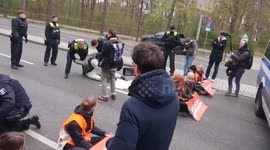 Climate zealouts score victory in German court over use of police pain grips