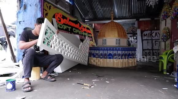 Indonesian Craftsmen Make Ramadan Ornaments From Styrofoam