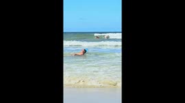 Man flipped by wave while napping on chair in Bombinhas, Santa Catarina, Brazil