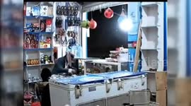 Yemen: Yemeni Shopkeeper Stands His Ground Amid US Airstrikes