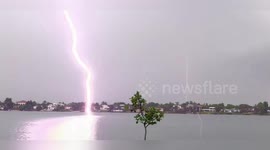 US: Lightning Strikes Lake Catalina in Stunning Video