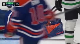 Moment: Oilers goalie Stuart Skinner leaves game after taking knee to head from Stars' Rantanen
