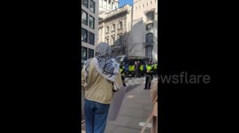 UK: People stop a police van that was supposed to take a Filton18 supporter to the Old Bailey
