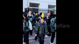 不是特效！为方便接孩子放学 妈妈给女儿佩戴“箭头发卡”